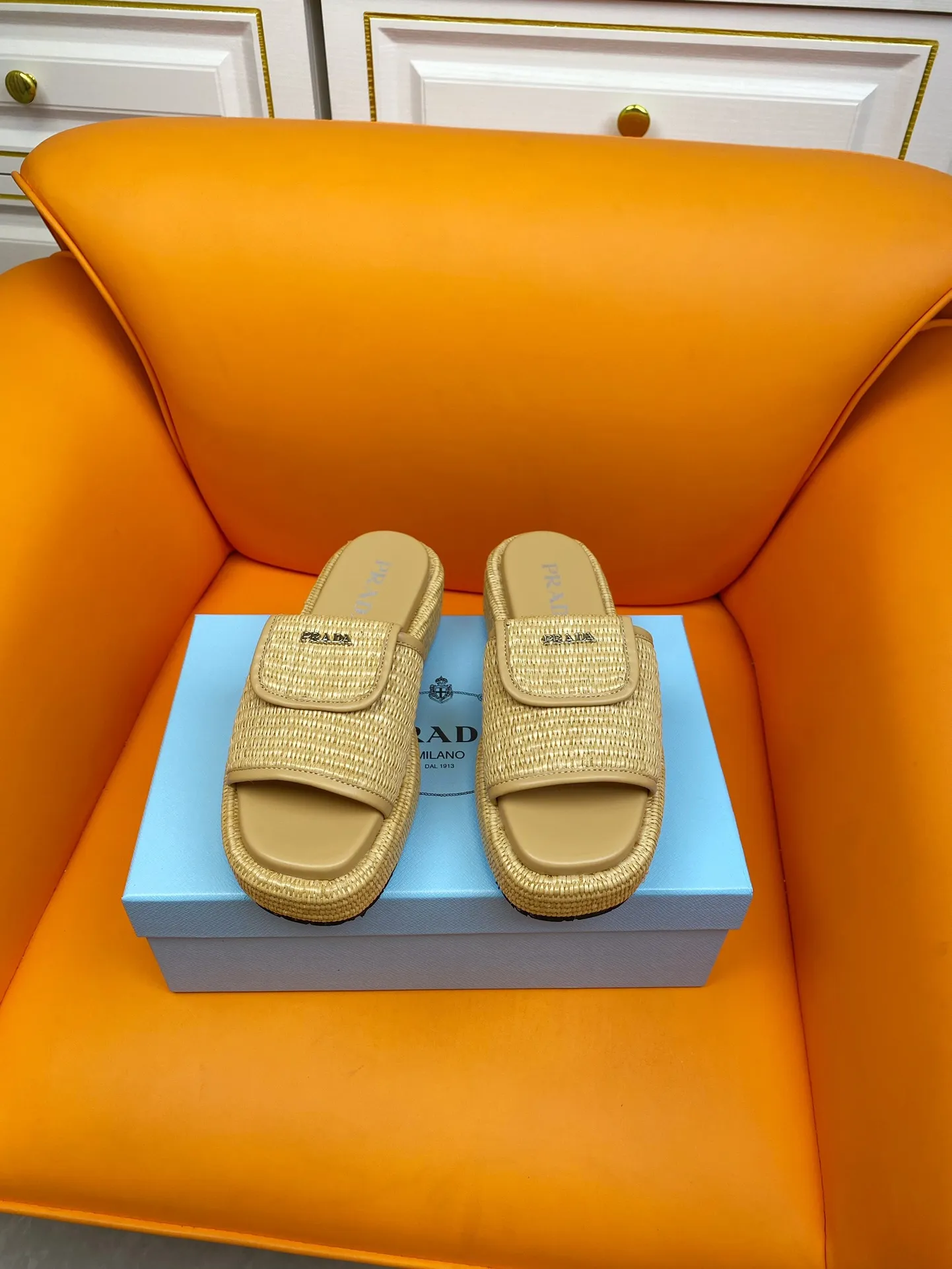 👟👟Ex-factory price 520👟👟 PRADA 2024ss raffia woven slippers This year's popular straw series, lazy people's must-have slippers are so good-looking on the feet. The whole pair of shoes is light, comfortable and bright colors meet the various choices of fashionable people of different styles! Original custom-made raffia Sheepskin lining 1:1 open mold outsole Size number: 35-39 (40 customizations are not returnable)
